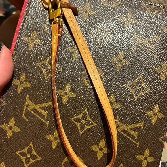 Louis Vuitton Neverfull Pouch - Picture 11 of 12